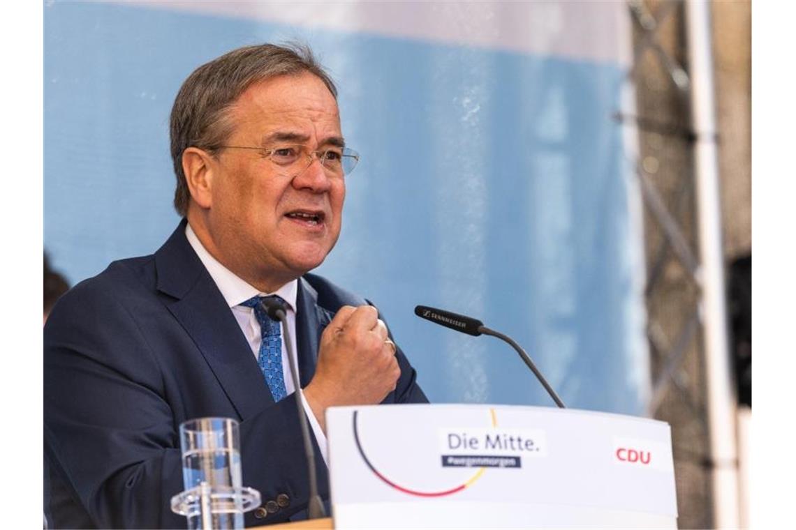Laschet: Lehren aus Afghanistan-Einsatz ziehen Armin Laschet (CDU), Ministerpräsident von Nordrhein-Westfalen und Kanzlerkandidat seiner Partei, steht auf einer Bühne und spricht zum Publikum. Foto: Philipp von Ditfurth/dpa