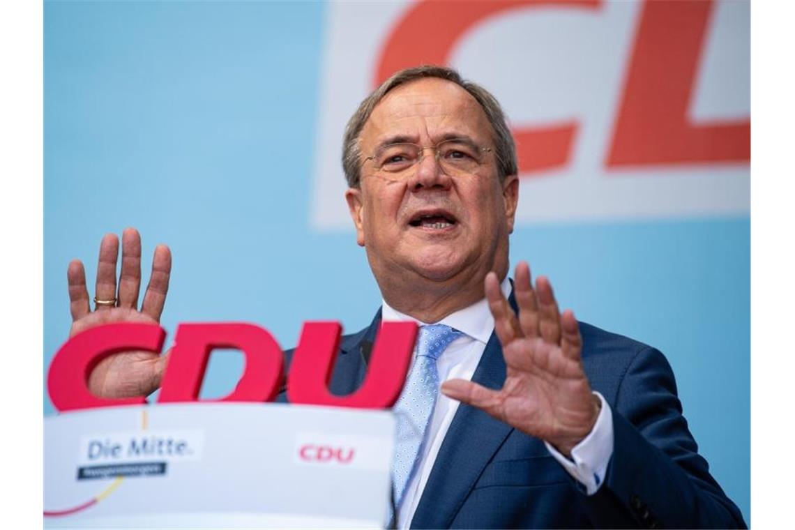 Armin Laschet (CDU) spricht im Rahmen seiner Wahlkampftour auf dem Marktplatz in Warendorf. Foto: Guido Kirchner/dpa