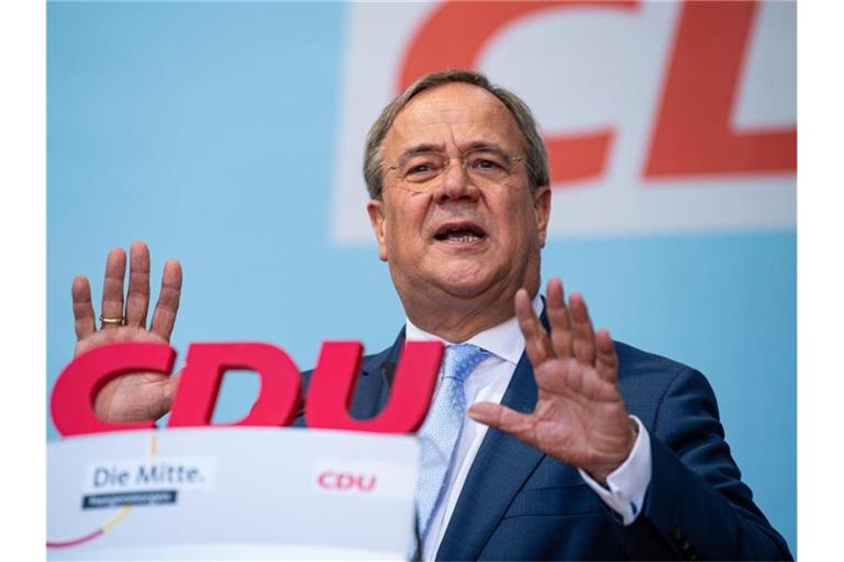 Armin Laschet (CDU) spricht im Rahmen seiner Wahlkampftour auf dem Marktplatz in Warendorf. Foto: Guido Kirchner/dpa