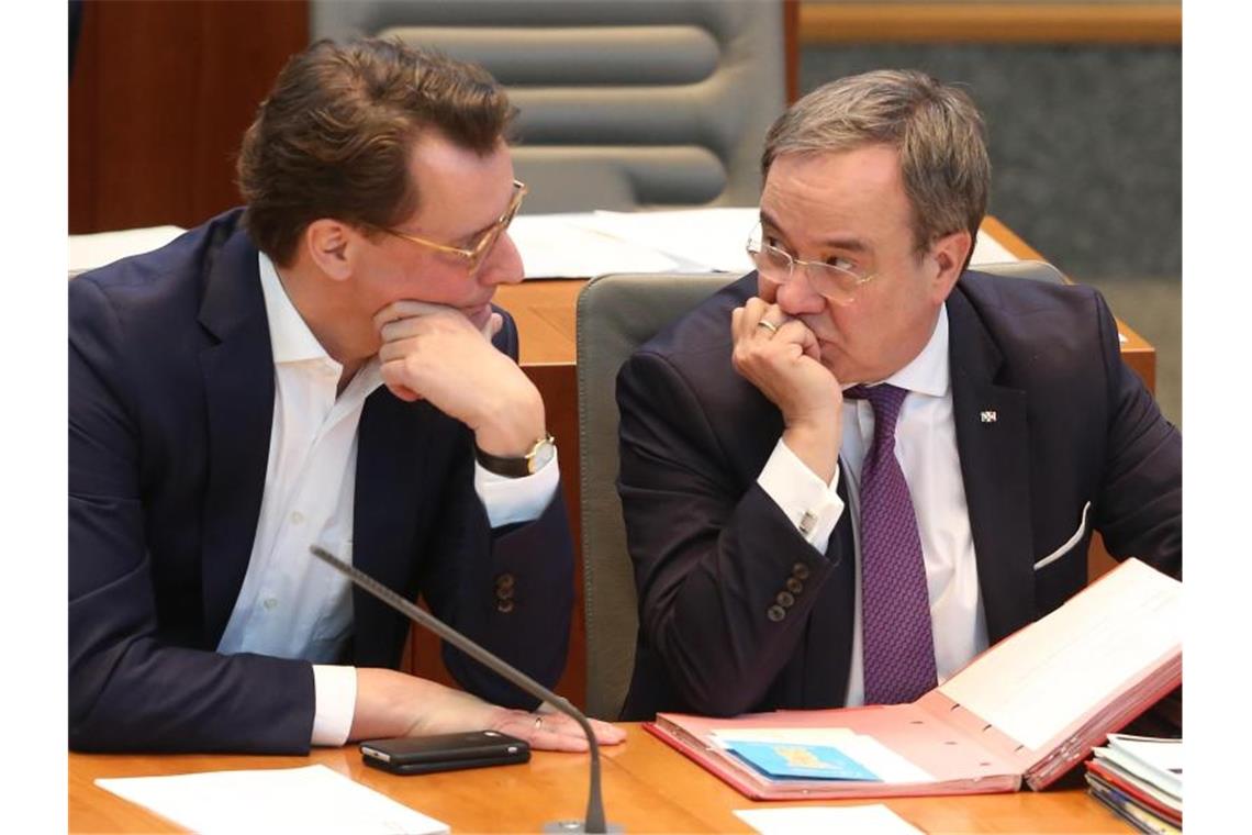 Armin Laschet empfiehlt NRW-Verkehrsminister Hendrik Wüst (l) als seinen Nachfolger im Amt des Ministerpräsidenten. Foto: Roland Weihrauch/dpa