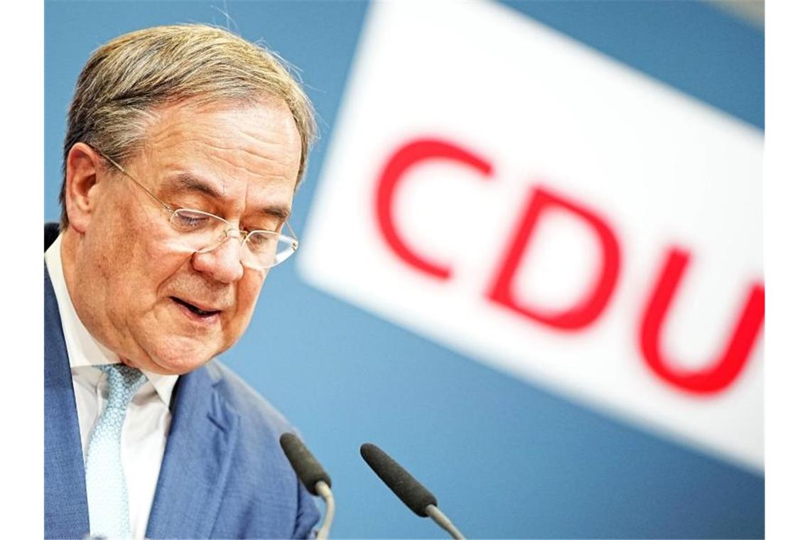 Ruf nach mehr Mitgliedereinbindung bei CDU-Neuaufstellung Armin Laschet gibt ein Pressestatement zum Fortgang der Sondierungsgespräche. Foto: Michael Kappeler/dpa