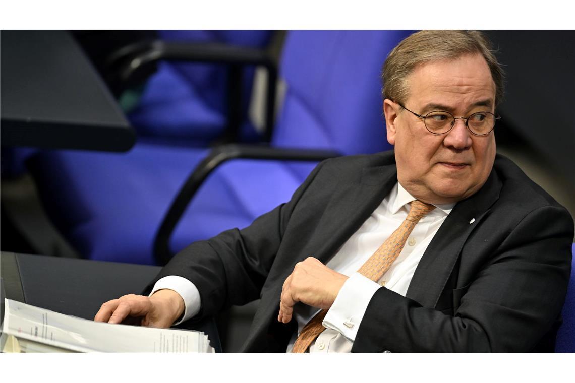 Armin Laschet im Plenarsaal des Bundestags - inzwischen trägt er eine Armstütze (Archivfoto)