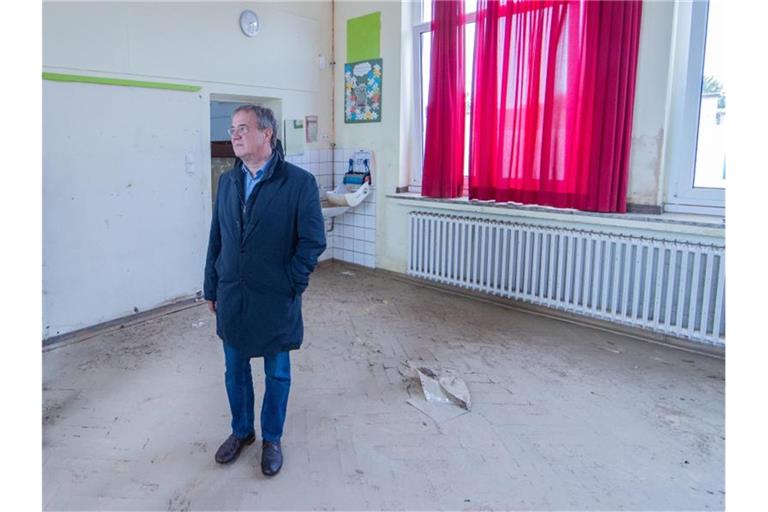 Armin Laschet in einem Klassenraum der Swistbachschule in Swisttal-Heimerzheim. Foto: Rolf Vennenbernd/dpa