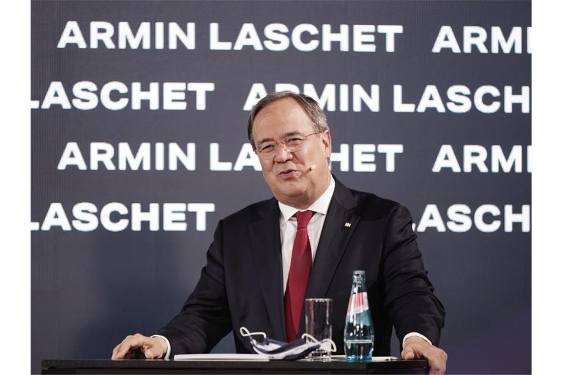 CDU-Präsenzparteitag vom Tisch Armin Laschet ist einer der drei Kandidaten für den Bundesvorsitz der CDU - und würde die Wahl gerne verschieben. Foto: Michael Kappeler/dpa-pool/dpa