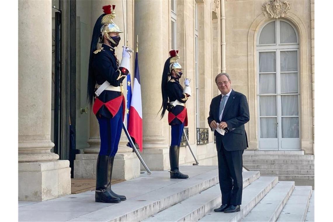 Armin Laschet kommt bei seinem Besuch in der französischen Hauptstadt am Elysée-Palast an. Foto: Dorothea Hülsmeier/dpa