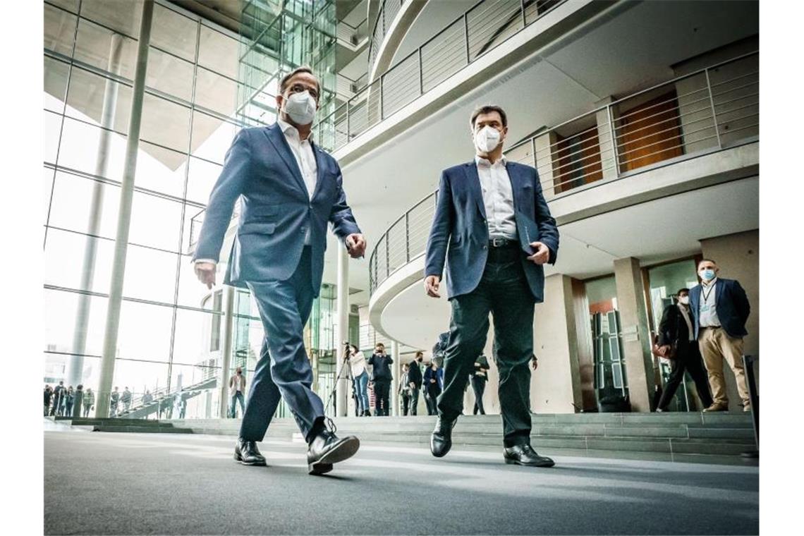 Armin Laschet (l) und Markus Söder haben die Spitzen ihrer Parteien für Sonntagabend zu einer Klausur nach Berlin geladen (Archivbild). Foto: Michael Kappeler/dpa