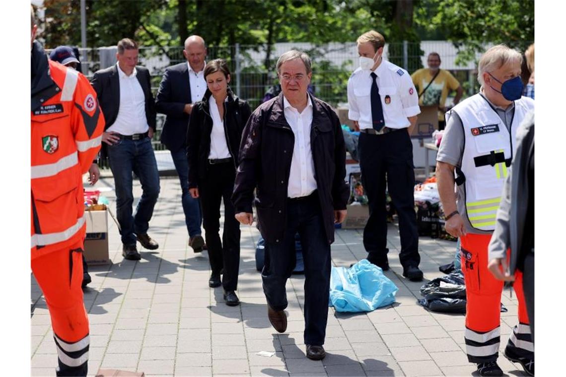Flutkatastrophe soll kein Superspreader-Event werden Armin Laschet (M, CDU), Ministerpräsident von Nordrhein-Westfalen, besuchte eine Notunterkunft in der vom Hochwasser stark betroffenen Gemeinde Erftstadt. Foto: Oliver Berg/dpa