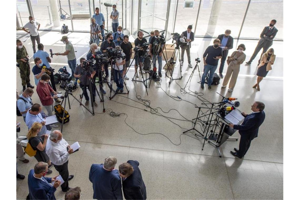 Armin Laschet, Ministerpräsident von Nordrhein-Westfalen, spricht auf einer Pressekonferenz im Gütersloher Kreishaus. Erneut sollen mobile Teams Abstriche bei Haushaltsangehörigen von Tönnies-Mitarbeitern machen. Foto: David Inderlied/dpa