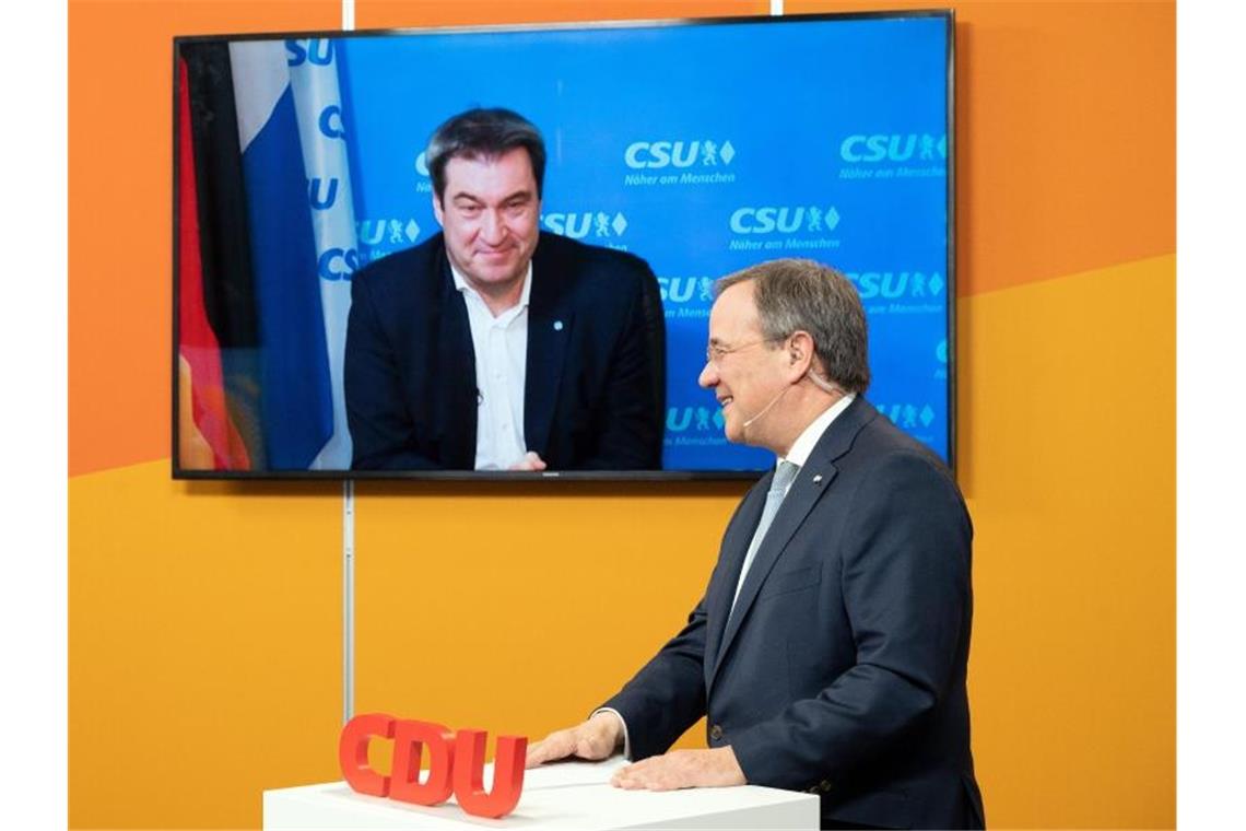 Armin Laschet spricht auf dem digitalen Neujahrsempfang der NRW-CDU mit dem zugeschalteten CSU-Chef Markus Söder. Foto: Federico Gambarini/dpa-POOL/dpa