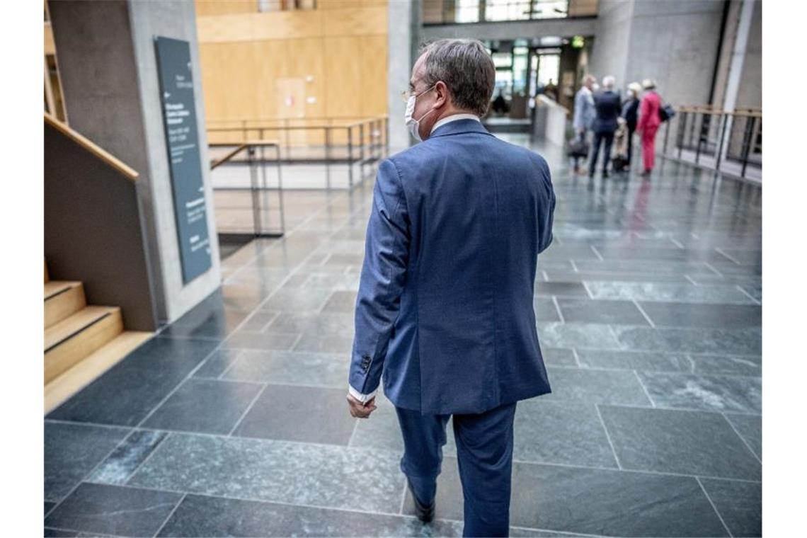 Armin Laschet verlässt die Sitzung der Landesgruppe NRW der CDU im neugewählten Bundestag. Foto: Michael Kappeler/dpa