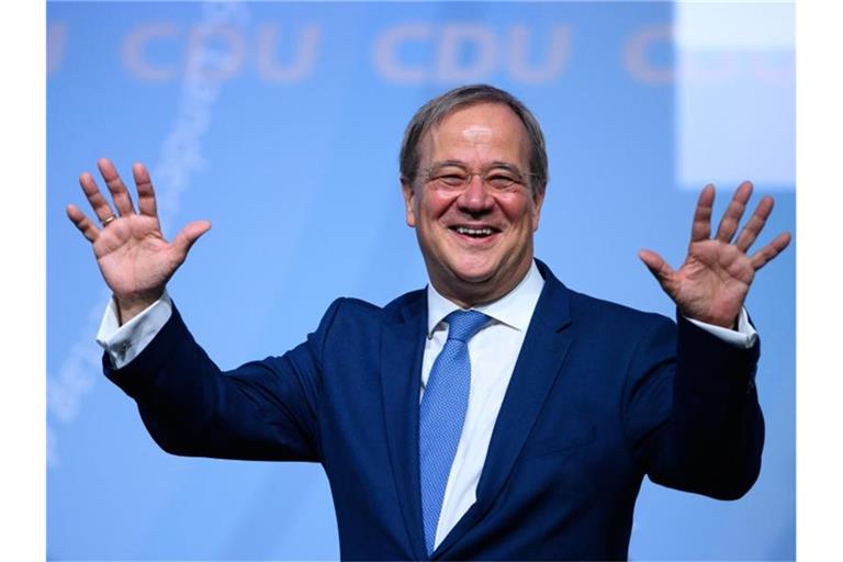 Armin Laschet winkt während des 36. Landesparteitages der CDU Brandenburg in der MBS-Arena nach seiner Rede. Foto: Soeren Stache/dpa-Zentralbild/dpa