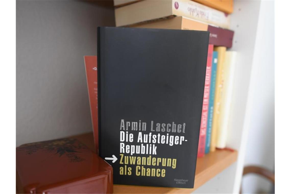 Armin Laschets Buch „Die Aufsteigerrepublik. Zuwanderung als Chance“ ist 2009 erschienen. Foto: Roberto Pfeil/dpa