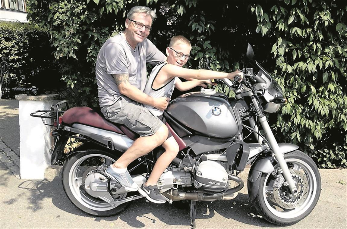 Armin Layher und Sohn Tom freuen sich auf ihre Motorradtour an den Bodensee – dann natürlich mit Helm. Fotos: privat