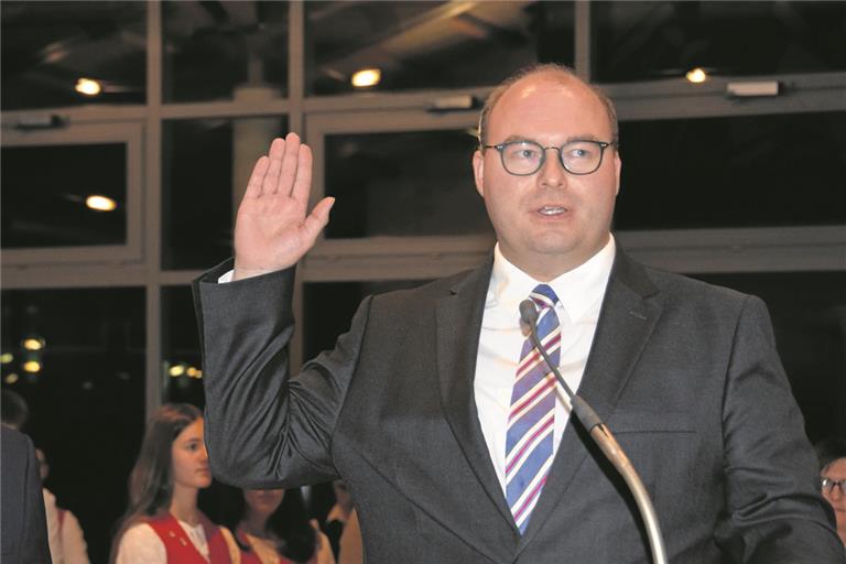 Armin Mößner (Foto) spricht die Verpflichtungsformel nach. Als Stellvertreter des Rathauschefs nahm Stadtrat Winkle die Verpflichtung des wiedergewählten Bürgermeisters vor. Foto: E. Klaper