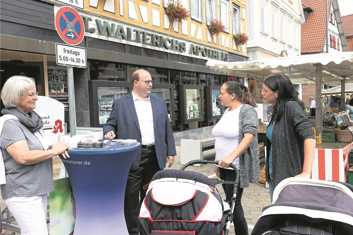 Armin Mößner (Zweiter von links) mit seiner Mutter Doris Härer (links) am Wahlinfostand. Der Murrhardter Wochenmarkt ist eine gute Gelegenheit, mit Leuten unkompliziert und niederschwellig ins Gespräch zu kommen. Die Themen und Anliegen sind breit gestreut. Foto: J. Fiedler