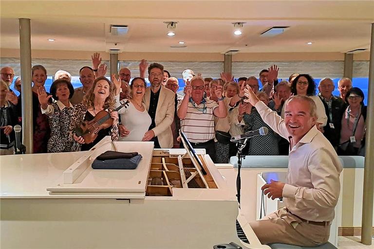 Armin Scherhaufer (am Flügel) und Manon Hirzel (mit Geige) unterhalten die Gäste auf der MS Amadea. Fotos: privat