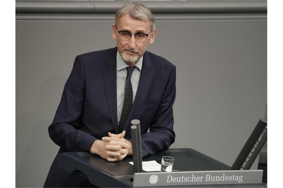 CDU-Innenexperte Schuster verteidigt Stuttgarter Polizei Armin Schuster (CDU) spricht im Bundestag. Foto: Michael Kappeler/dpa/Archivbild