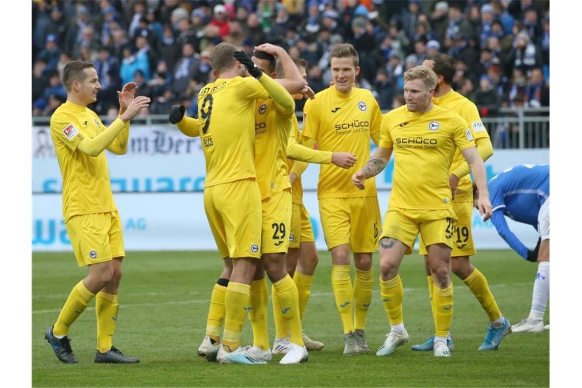 Renommierte Clubs oder Neuling: Wer steigt ins Oberhaus auf? Arminia Bielefeld führt die Tabelle der 2. Liga an. Foto: Thomas Frey/dpa