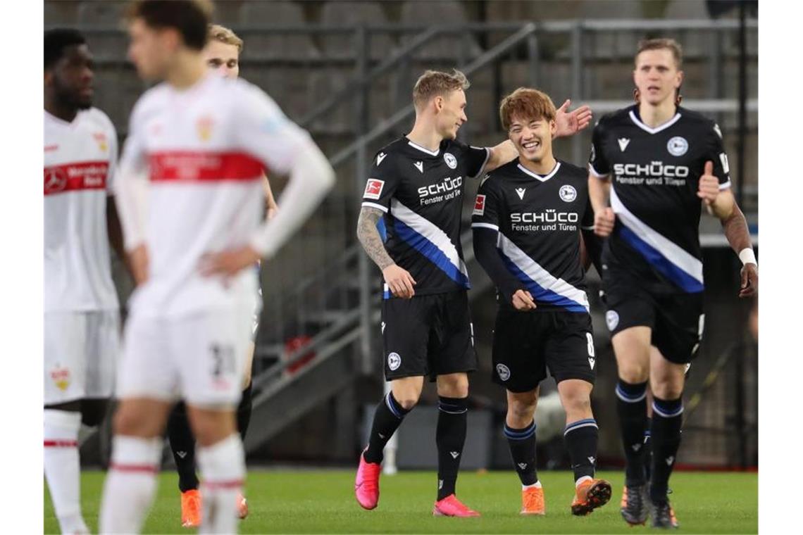 FCB und RB siegen mit Mühe - Schalke verliert Kellerduell Arminia Bielefeld gewann zu Hause klar gegen den VfB Stuttgart. Foto: Friso Gentsch/dpa
