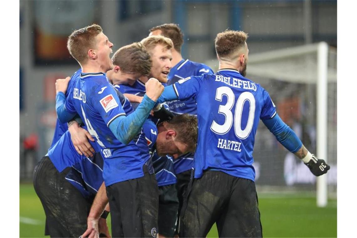 Bielefeld behauptet Tabellenführung Arminia Bielefeld setzte sich mit 2:0 gegen den VfL Bochum durch. Foto: Friso Gentsch/dpa