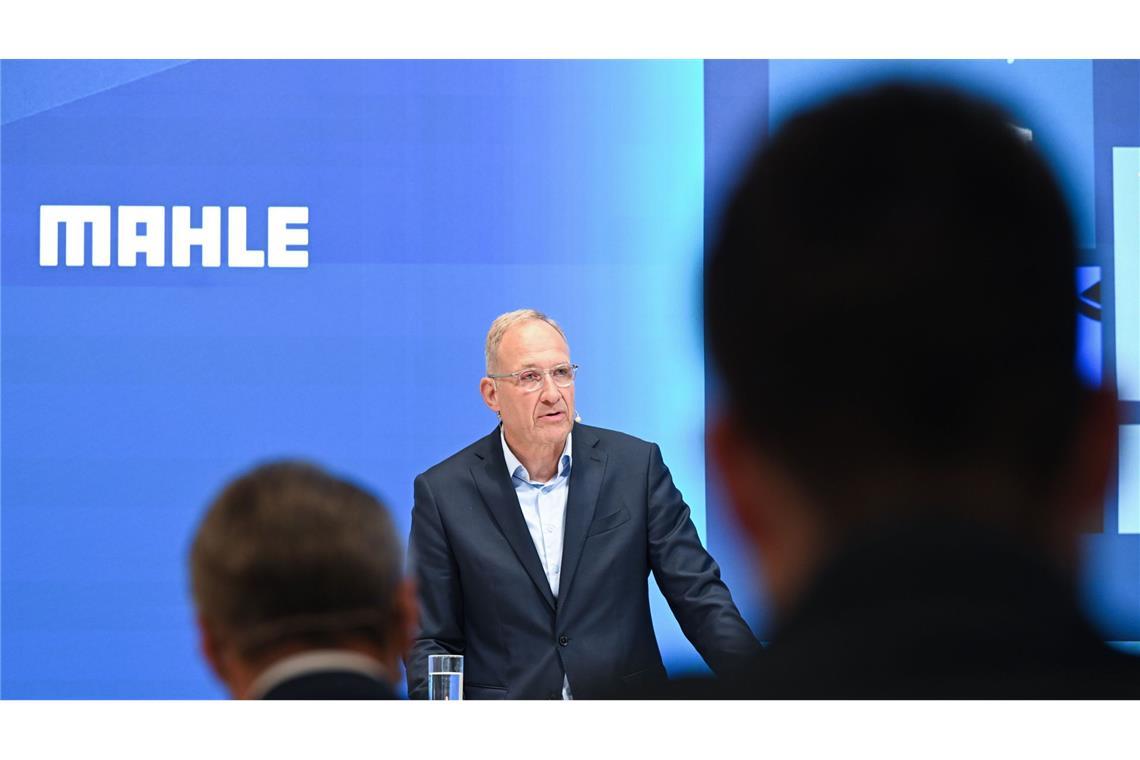 Arnd Franz, Vorsitzender der Geschäftsführung des Automobilzulieferers Mahle, spricht bei der Bilanz Pressekonferenz des Unternehmens.