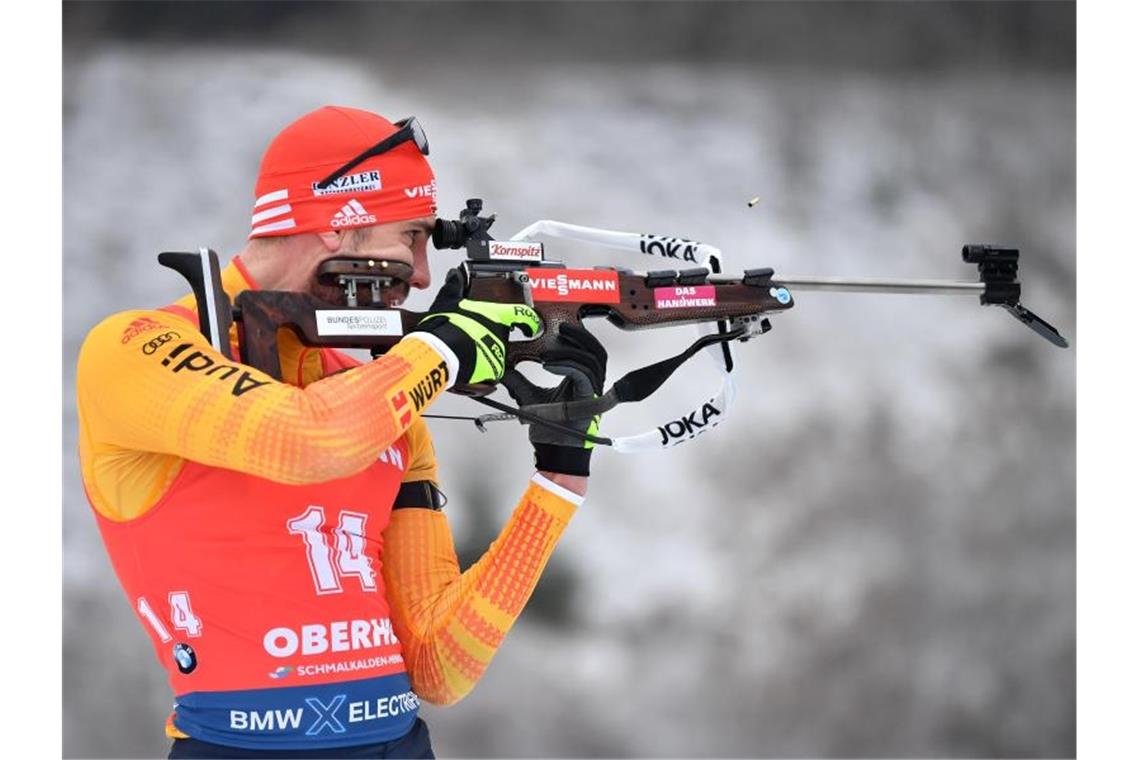Auf der letzten Rille aufs Podest: Peiffer lässt Fans jubeln Arnd Peiffer am Schießstand beim stehend Anschlag. Foto: Martin Schutt/dpa-Zentralbild/dpa