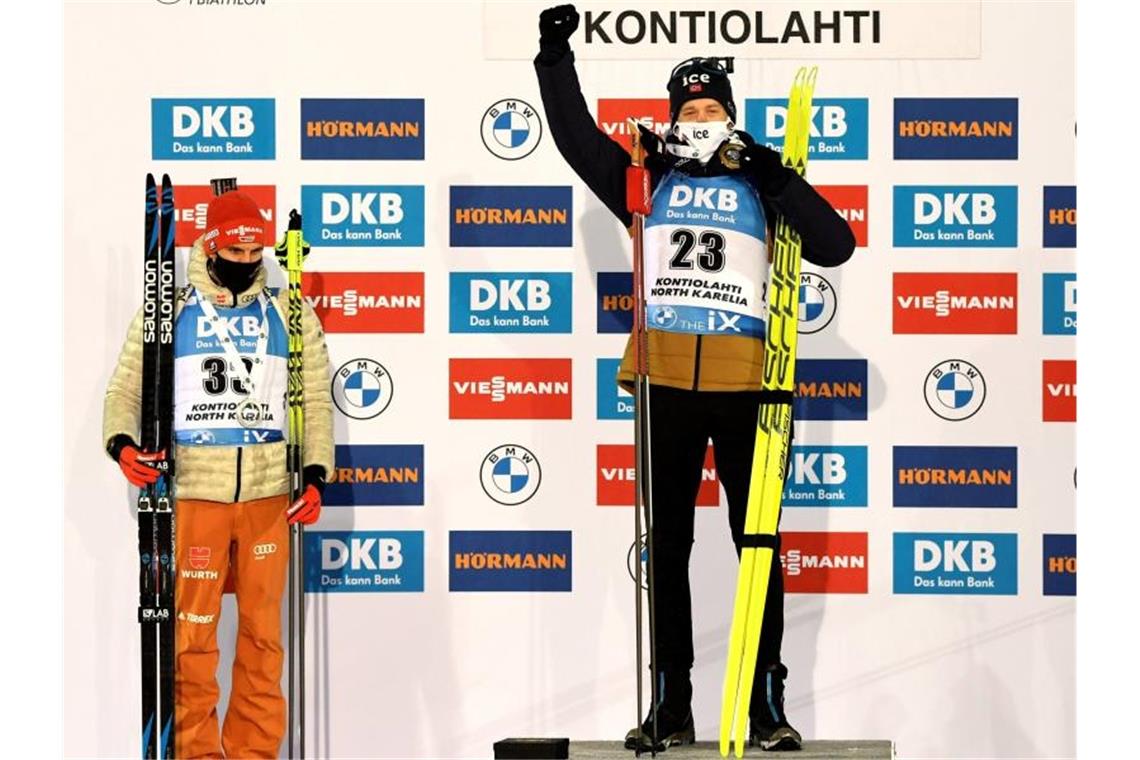 Arnd Peiffer (l) steht neben dem Sprint-Sieger Tarjei Bö auf dem Podest. Foto: Antti Aimo-Koivisto/Lehtikuva/AP/dpa