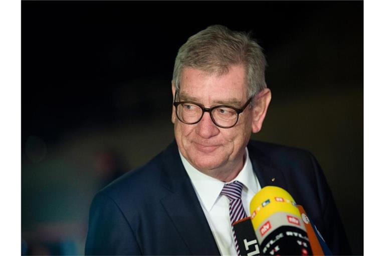 Arndt G. Kirchhoff, Vizepräsident des Verbandes der Deutschen Automobilindustrie (VDA), äußert sich nach dem Autogipfel im Kanzleramt gegenüber Journalisten. Foto: Paul Zinken/dpa