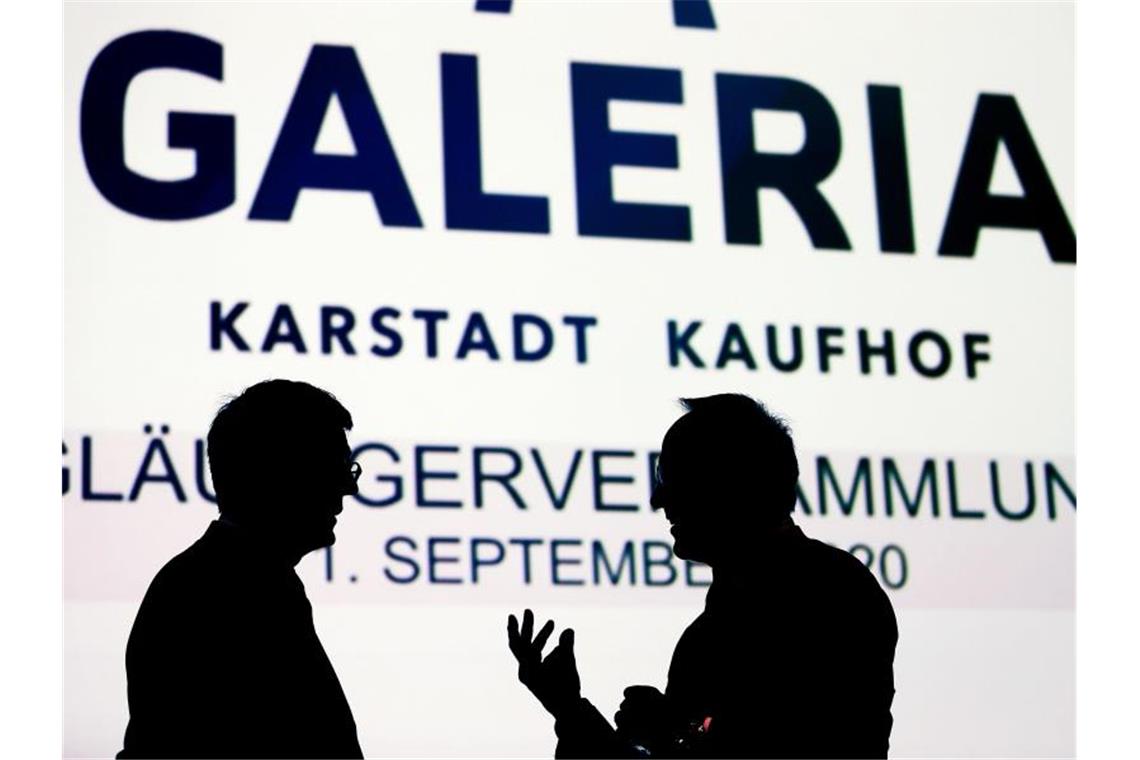 Arndt Geiwitz (l), Gerallbevollmächtigter von Galeria Karstadt Kaufhof, und Sachwalter Frank Kebekus sprechen zu Beginn der Gläubigerversammlung des Warenhauskonzerns miteinander. Foto: Oliver Berg/dpa