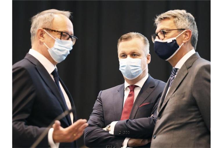 Arndt Geiwitz (r), Gerallbevollmächtigter von Galeria Karstadt Kaufhof, Frank Kebekus (l), Sachwalter, und Miguel Müllenbach (M), Finanzvorstand, zu Beginn der Gläubigerversammlung von Galeria Karstadt Kaufhof. Foto: Oliver Berg/dpa