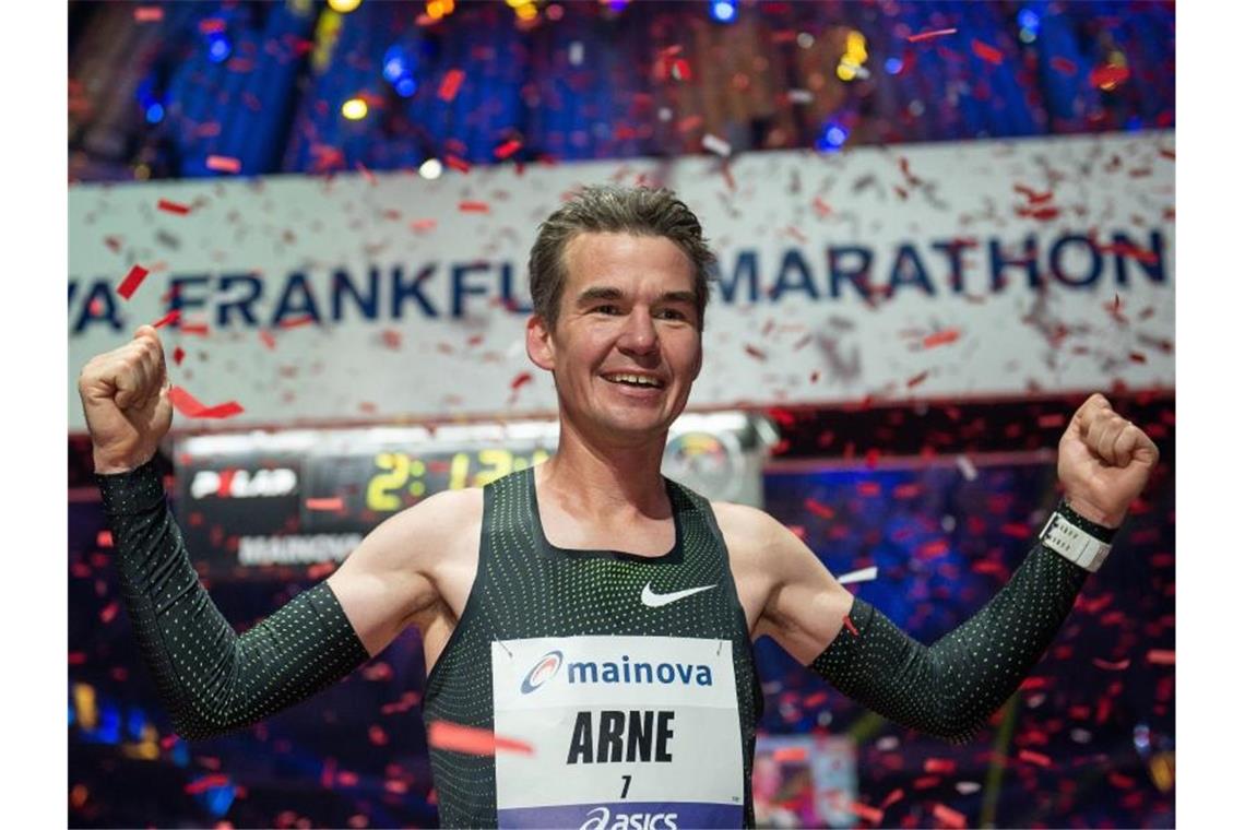Arne Gabius aus Deutschland jubelt beim Frankfurt Marathon 2018 im Zielbereich. Foto: Silas Stein/dpa/Archiv