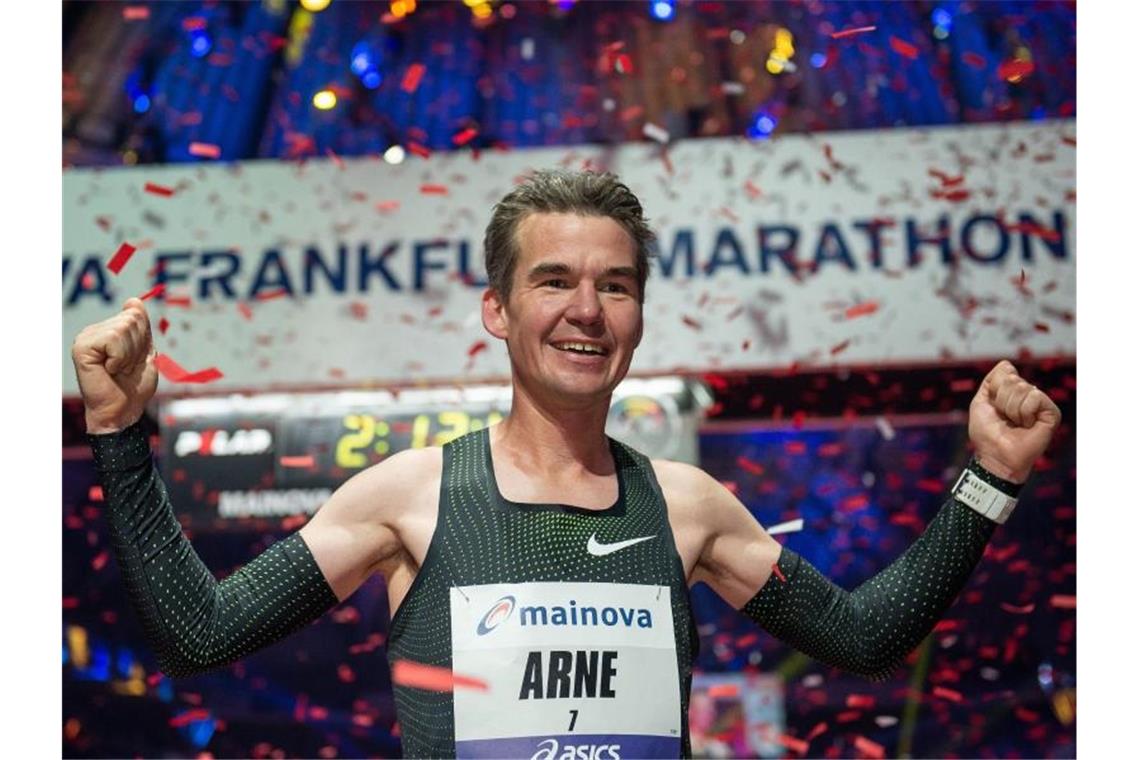 Gabius kämpft beim London-Marathon um letzte Olympia-Chance Arne Gabius aus Deutschland jubelt beim Frankfurt Marathon 2018 im Zielbereich. Foto: Silas Stein/dpa/Archiv
