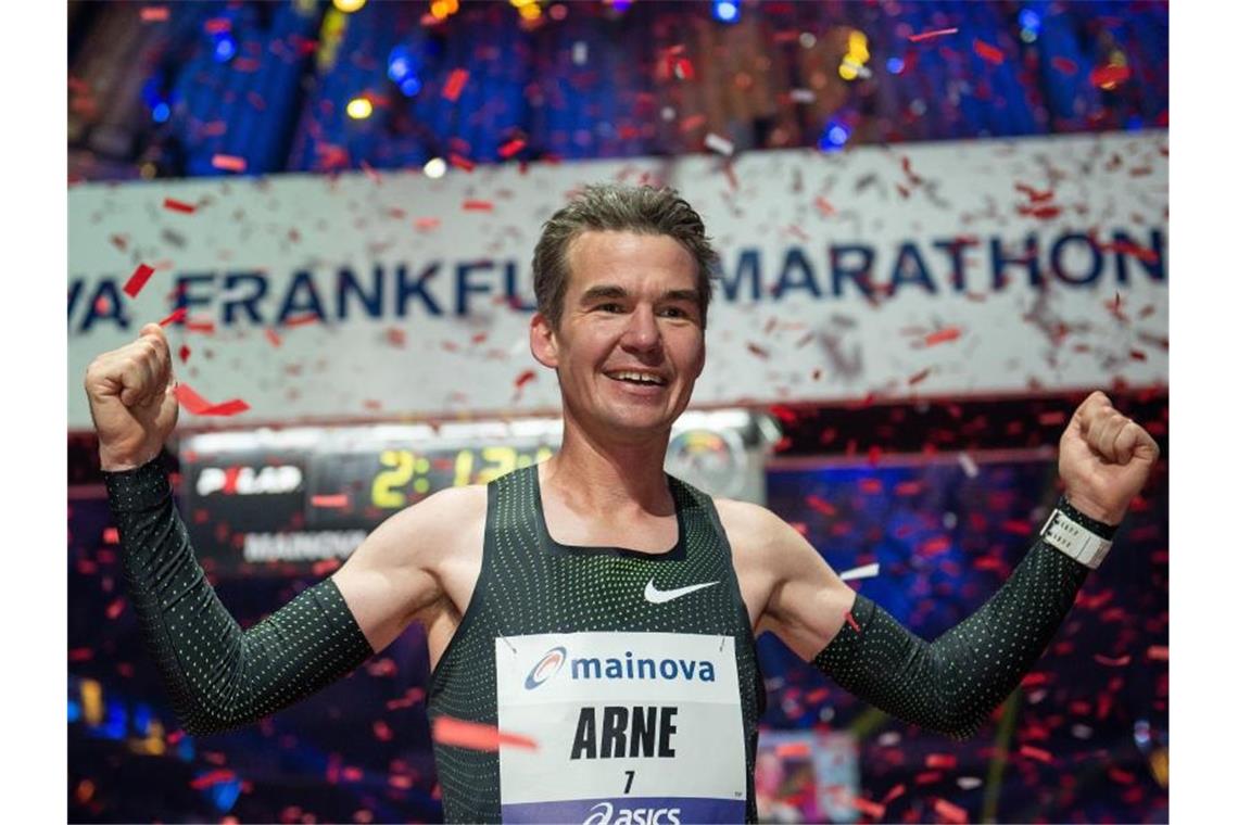 Arne Gabius aus Deutschland jubelt beim Frankfurt Marathon 2018 im Zielbereich. Foto: Silas Stein/dpa/Archivbild