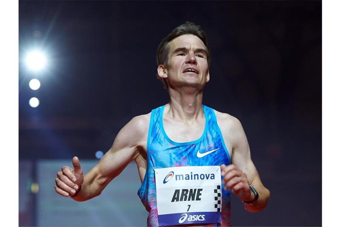 Marathon-Rekordhalter Gabius befürchtet Doping-Probleme Arne Gabius läuft beim Frankfurt-Marathon ins Ziel und wird Deutscher Meister. Foto: Thomas Frey/dpa/Archivbild