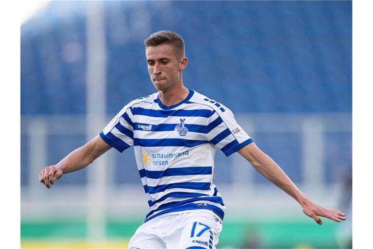 Arne Sicker spielt den Ball. Foto: Marius Becker/dpa/Archivbild