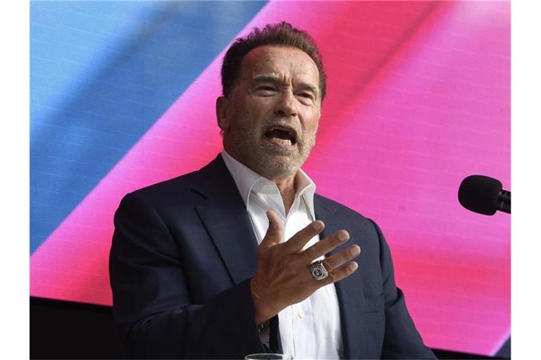 Arnold Schwarzenegger, ehemaliger Bodybuilder, Schauspieler und Politiker, ruft Russen zum Kampf gegen Propaganda auf. Foto: Roberto Pfeil/dpa