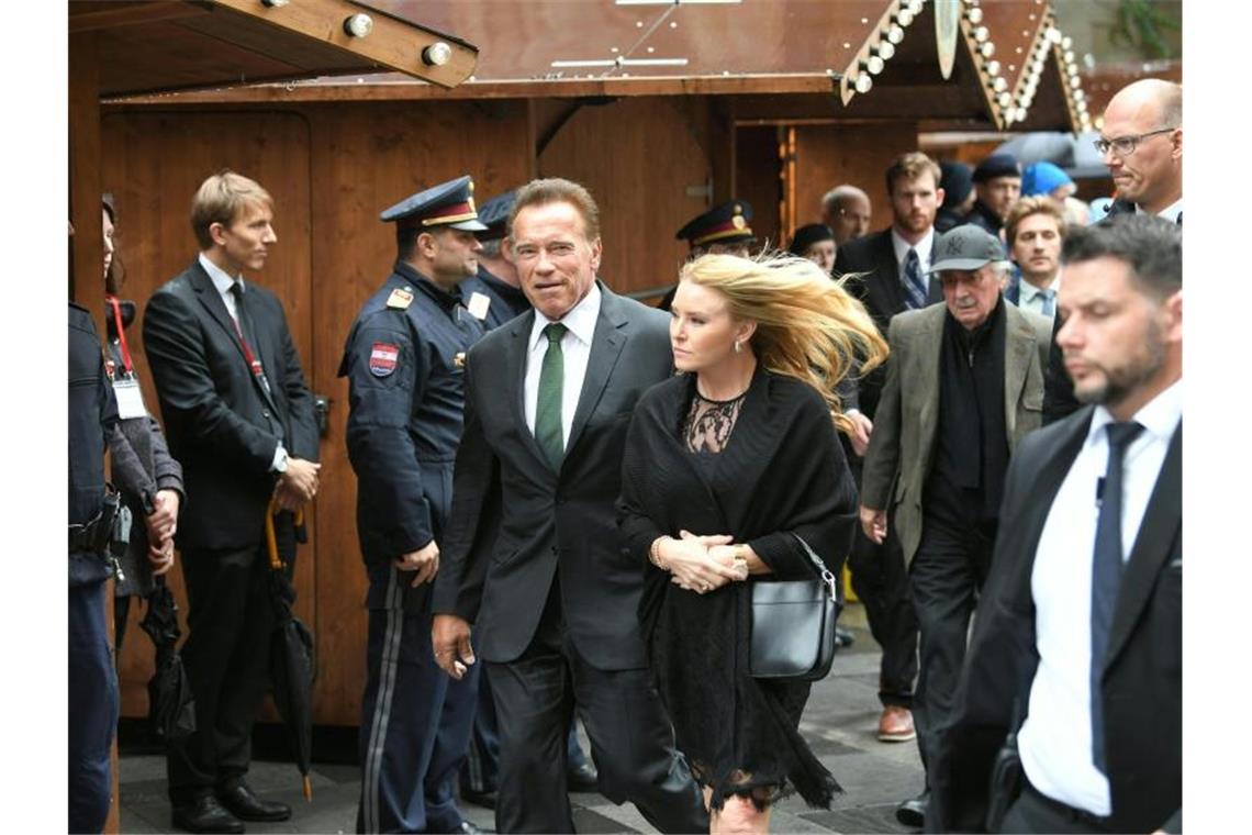 Arnold Schwarzenegger (M) reiste mit seiner Freundin Heather Milligan nach Wien. Foto: Roland Schlager/APA