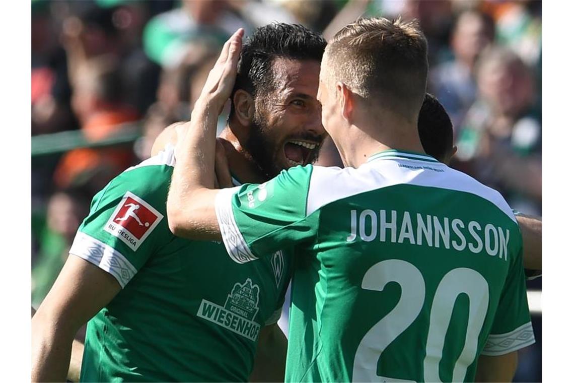 Aron Johannsson feiert Werder-Legende Claudio Pizarro (l) für dessen Treffer zum 2:1. Foto: Carmen Jaspersen
