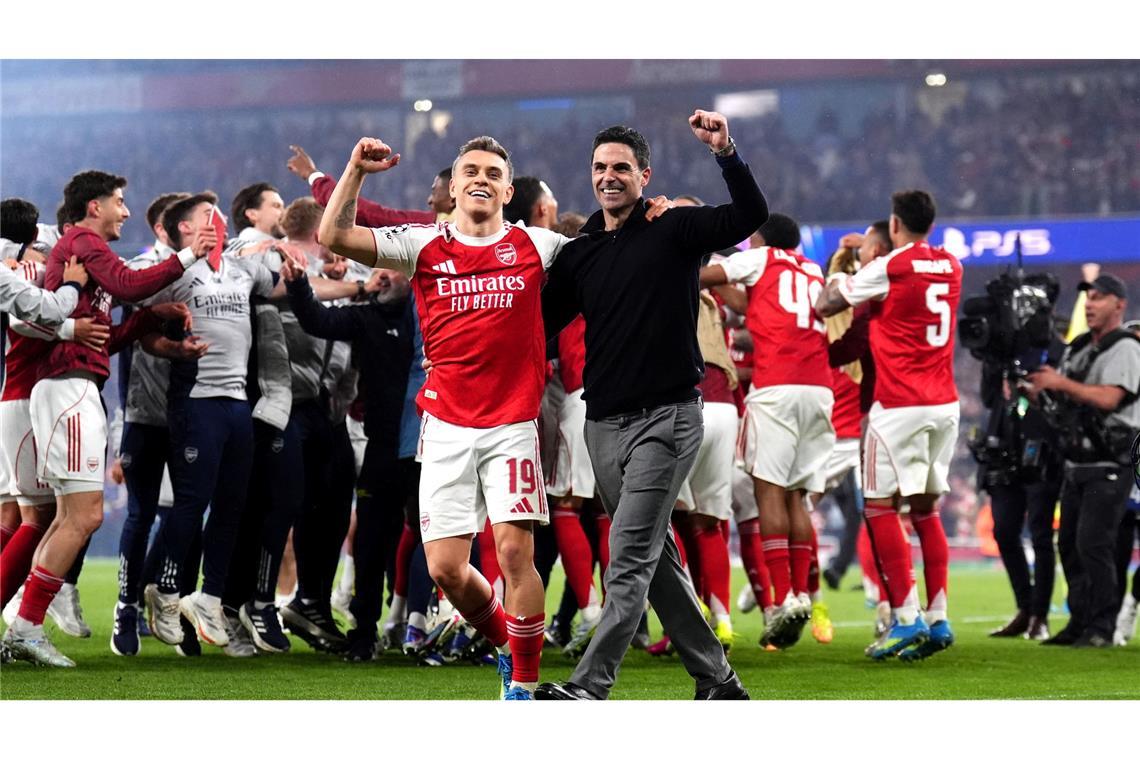 Arsenal-Coach Mikel Arteta feiert den Einzug ins Champions-League-Finale mit Leandro Trossard.