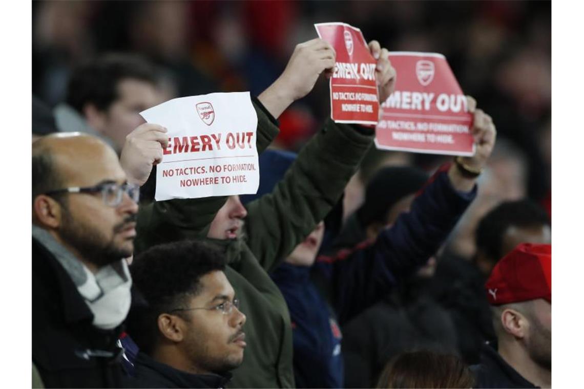 Arsenal-Fans hielten beim Spiel gegen Eintracht Frankfurt Plakate mit dem Slogan „Emery out“ hoch. Foto: David Klein/CSM via ZUMA Wire/dpa