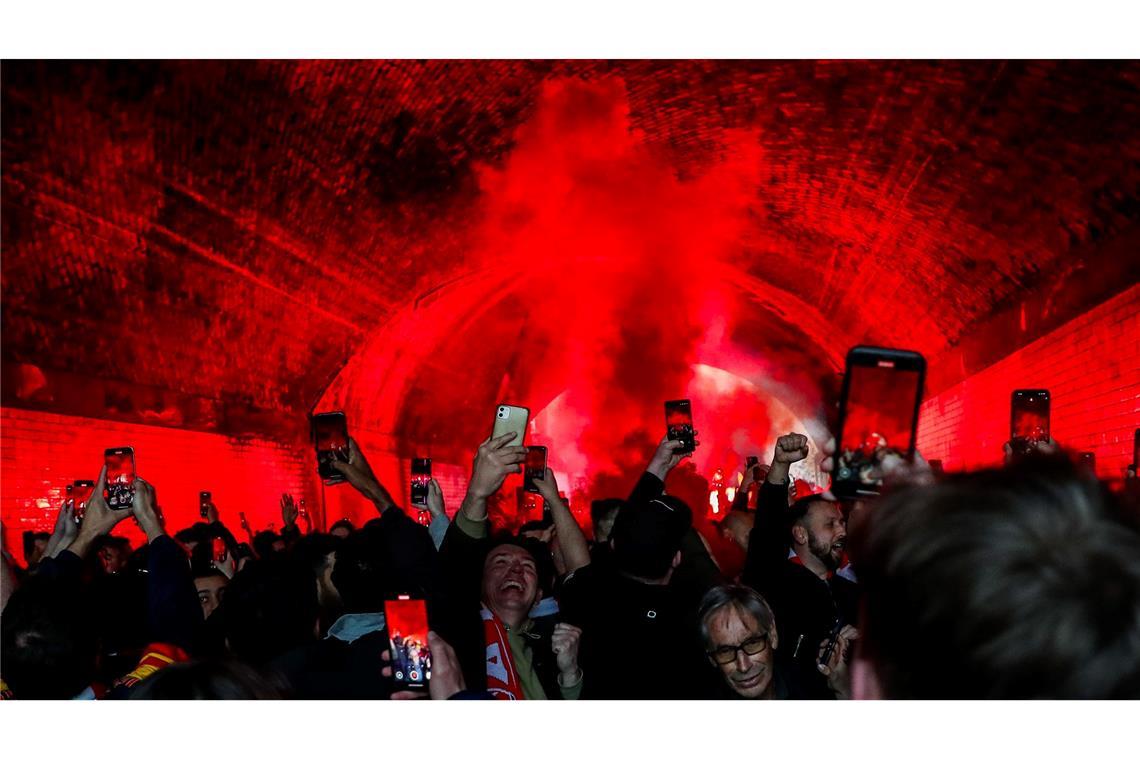 Bilder des Tages Arsenal-Fans marschieren vor dem Spiel gegen Real Madrid zum Stadion in London.