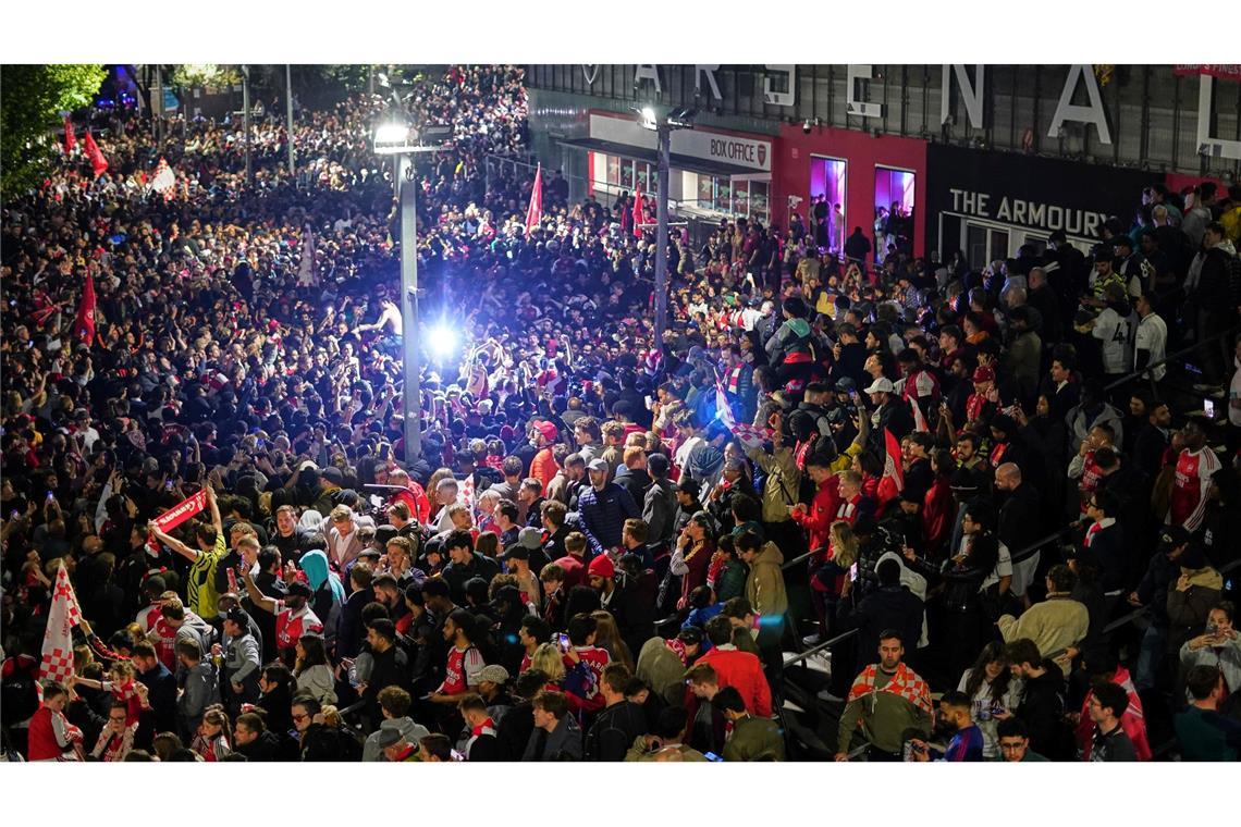 Arsenal-Fans versammeln sich am Arsenal-Stadion, um nach dem Gewinn des Premier-League-Titels durch die Fußballmannschaft von Arsenal zu feiern.