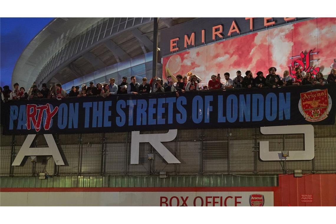 Arsenal-Fans zeigen nach dem Titelgewinn ein Banner am Stadion: "Party auf Londons Straßen"