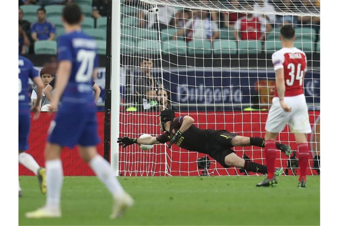 Titeltraum für Özil und Co. geplatzt - Chelsea feiert Arsenal-Kepper Petr Cech ist beim Schuss von Olivier Giroud machtlos - 1:0 für Chelsea. Foto: Bradley Collyer/PA Wire