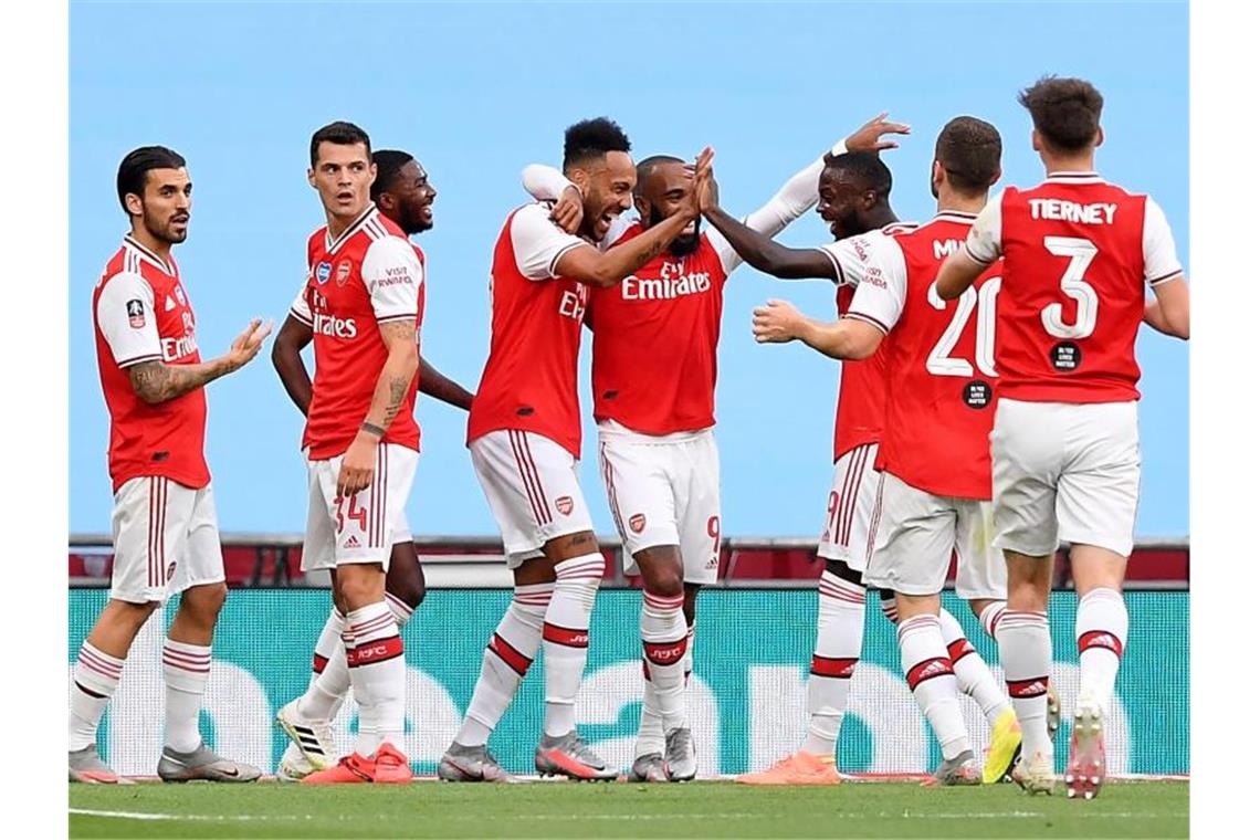 Arsenal überrascht Man City und steht im Pokalfinale Arsenals Doppeltorschütze Pierre-Emerick Aubameyang (M) wird von seinen Teamkollegen gefeiert. Foto: Justin Tallis/Nmc Pool/PA Wire/dpa