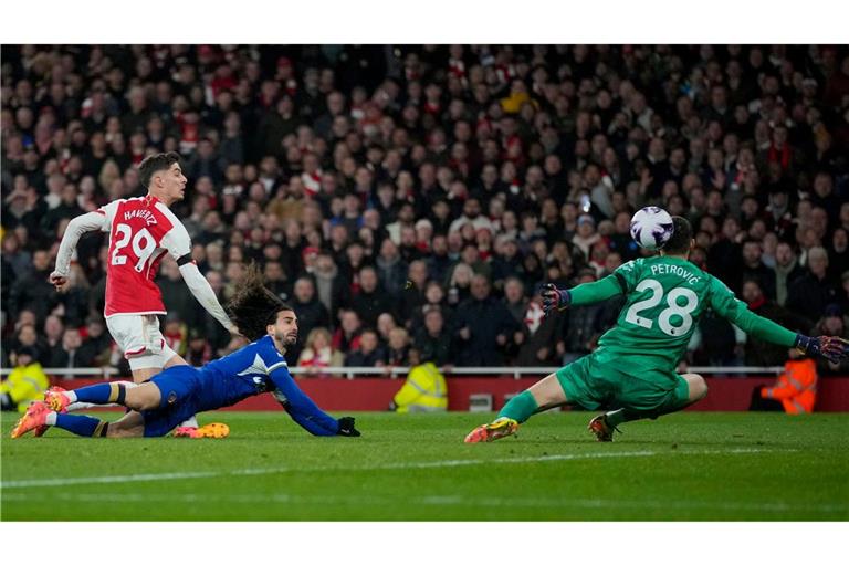 Arsenals Kai Havertz (l) traf beim deutlichen Sieg gegen Chelsea doppelt.