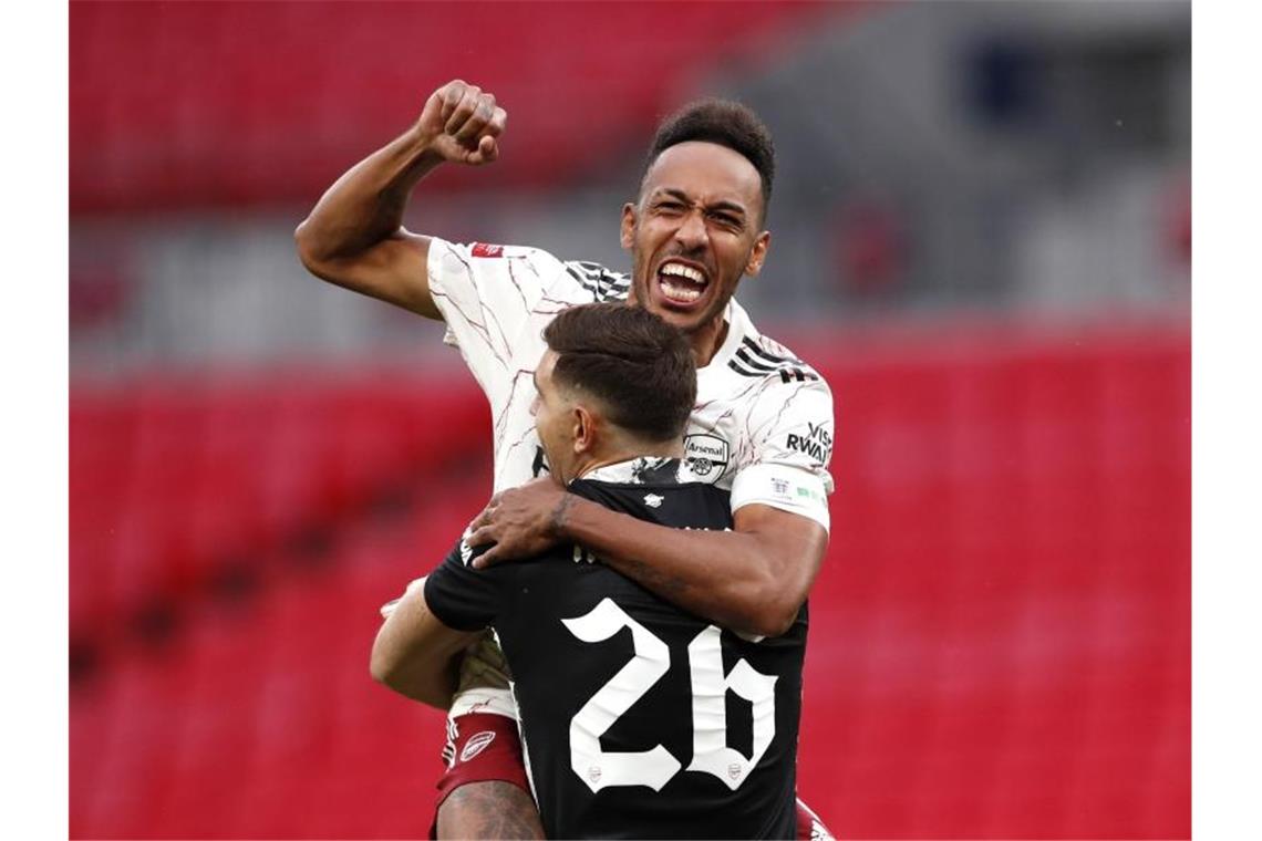 Arsenals Matchwinner Pierre-Emerick Aubameyang (oben) wird von Torhüter Emiliano Martinez gefeiert. Foto: Andrew Couldridge/PA Wire/dpa