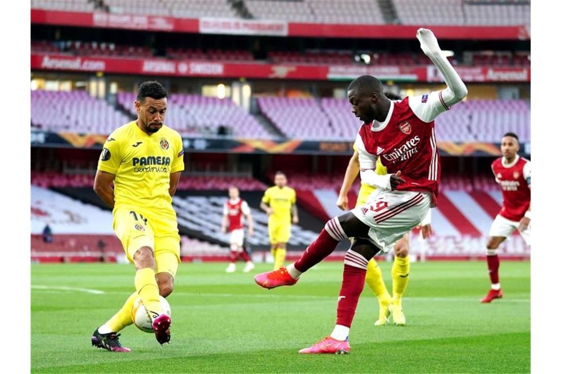 Arsenals Nicolas Pepe (r) schießt auf das Tor. Foto: John Walton/PA Wire/dpa