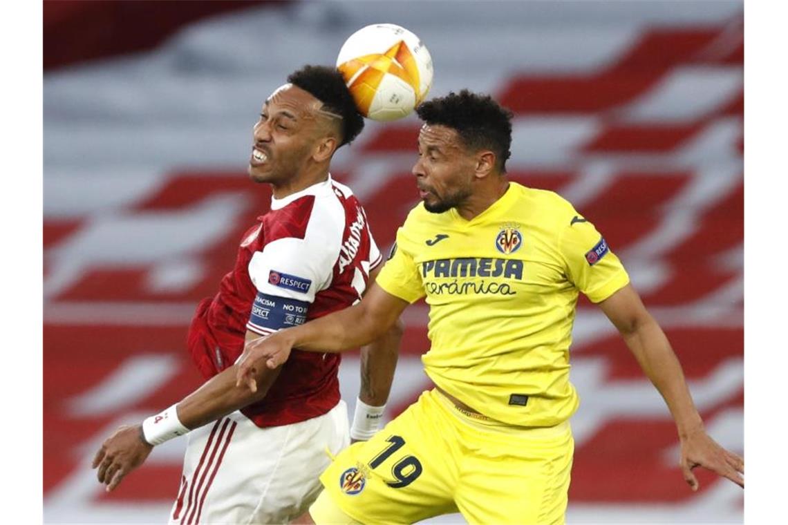 Arsenals Pierre-Emerick Aubameyang (l) und Villareals Francis Coquelin im Zweikampf um den Ball. Foto: Alastair Grant/AP/dpa