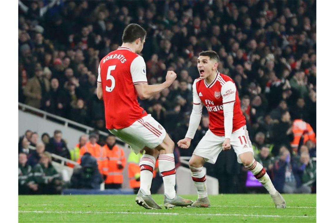 Guardiola gewinnt Duell der Ex-Bayern-Trainer Arsenals Sokratis (l) feiert seinen Treffer mit Lucas Torreira. Foto: Matt Dunham/AP/dpa